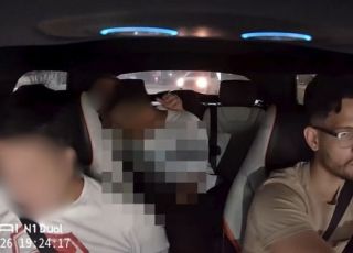 Motorista por aplicativo é agredido após expulsar passageiros do carro por prática de ato sexual; condutor trocou socos com um dos homens. VEJA VÍDEO