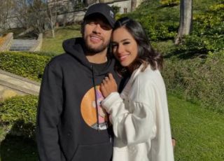 Bruna Biancardi homenageia Neymar, faz brincadeira com fios brancos e declara amor ao craque