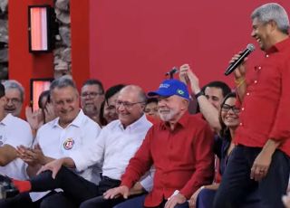 Alckmin veste meia vermelha e chama presidente do PT de nosso em evento do partido