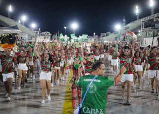 Reino Unido da Liberdade transforma o Sambódromo em espetáculo a céu aberto durante ensaio técnico