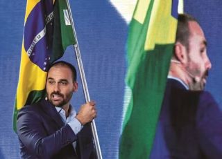 Eduardo Bolsonaro diz que o mundo está 'sedento' por virada à direita após entrevista de Flávio na França