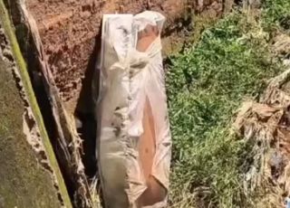 Chuvas derrubam muro de funerária em Bicas (MG) e caixões caem em córrego; vídeo mostra cena. VEJA