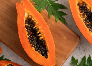Sementes de mamão: possíveis benefícios à saúde e como incluir na sua alimentação