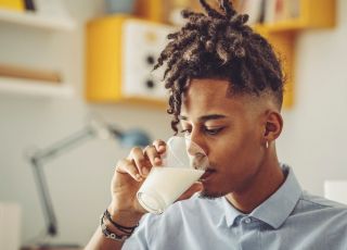 Leite inflama? Nutri esclarece 3 mitos sobre o consumo da bebida