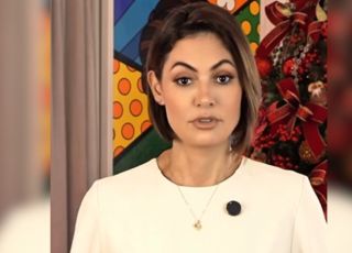 Michelle Bolsonaro critica alegoria de Jair Bolsonaro como palhaço preso em desfile de Carnaval