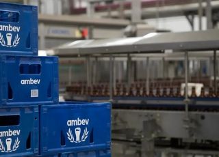 Ambev mantém demissão de gerente após 'brincadeira' com álcool em gel em happy hour