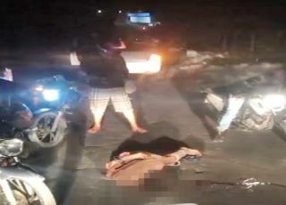 IMAGENS FORTES! Corpo de homem com vários tiros, sinais de tortura e amarrado, é encontrado em avenida no Distrito Industrial 2, Zona Leste de Manaus. VEJA VÍDEOS E REPORTAGEM DO 'PORTAL DO ZACARIAS' AO VIVO