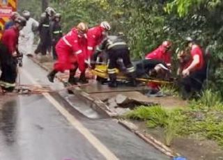 Homem e mulher são arremessados em área de mata após motocicleta ser atingida por carro na avenida do Turismo, Zona Oeste de Manaus. VEJA VÍDEO