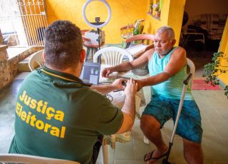 TRE-AM oferece atendimento domiciliar de biometria para eleitores em Manaus