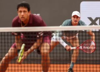 João Fonseca e Marcelo Melo garantem final de duplas do Rio Open