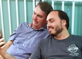 Carlos Bolsonaro diz que pai preso está montando lista de pré-candidatos para 2026