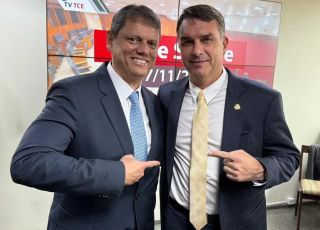 Aliado do PL quer que Flávio Bolsonaro convença Tarcísio a mudar de partido