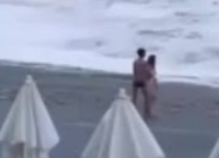 Momento romântico termina em tragédia após mulher ser arrastada por onda. VEJA VÍDEO