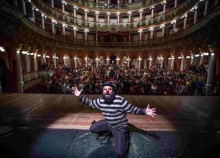 Sarau do Feupuudo chega ao Teatro Amazonas com espetáculo de palhaçaria premiado