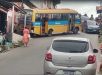 Micro-ônibus alternativo Amarelinho volta de ré em ladeira e atinge residência no bairro Alfredo Nascimento, Zona Norte de Manaus. VEJA VÍDEOS