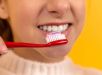 Escovar os dentes com calma aumenta a proteção contra cáries, apontam estudos