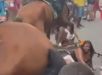 Cavalo da Polícia Militar se assusta no Carnaval e derruba foliões em Recife. VEJA VÍDEO