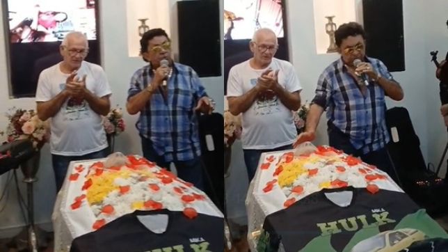 CENA IMPRESSIONATE: CANTOR DE BREGA NUNES FILHO CANTA AO LADO DO CAIXÃO DURANTE VELÓRIO DE HOMEM CONHECIDO COMO ''HULK'' E CENA EMOCIONA E VÍDEO VIRALIZA. VEJA AS IMAGENS