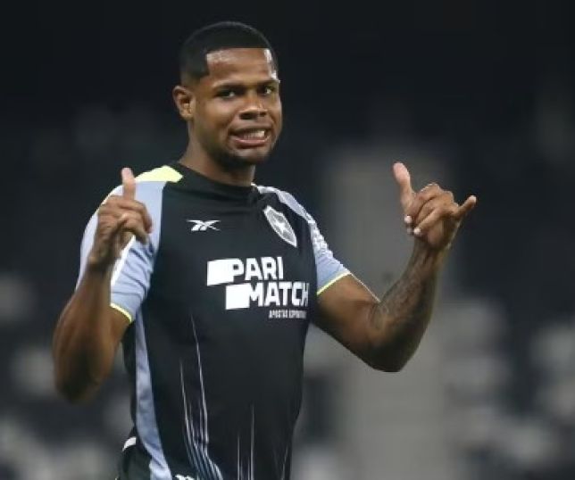 Botafogo anuncia retorno do atacante Júnior Santos por empréstimo até o fim do ano