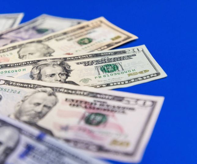 Dólar recua na abertura após disparada e tensão global mantém mercados sob pressão