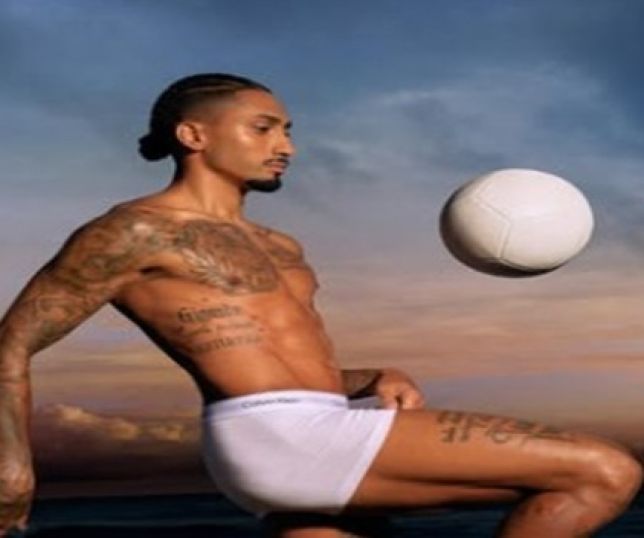 Raphinha estrela nova campanha da Calvin Klein às vésperas da Copa