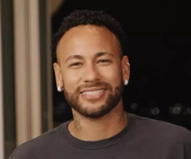 Neymar se diverte com grafite 'diferente' que fizeram do rosto dele