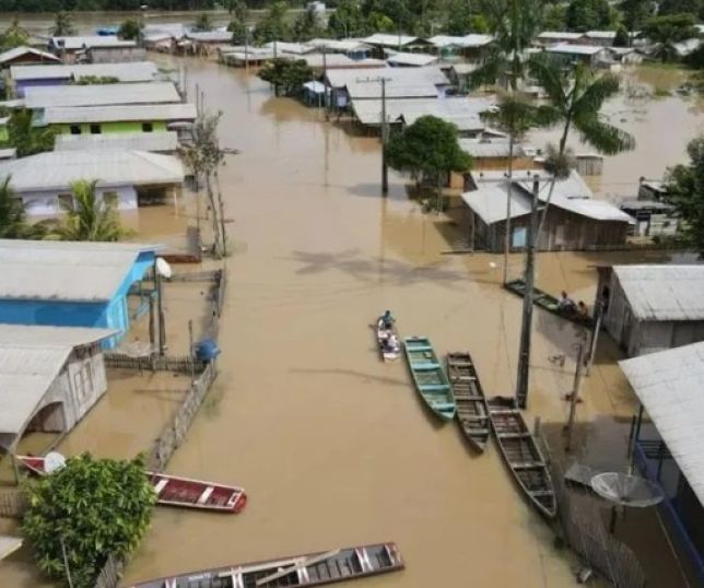 Cheia dos rios no Amazonas avança e cidades decretam situação de emergência e alerta