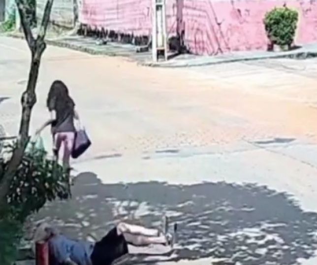 Mulher finge ajudar e rouba idoso de 92 anos após saque bancário em Minas Gerais. VIDEO VÍDEO