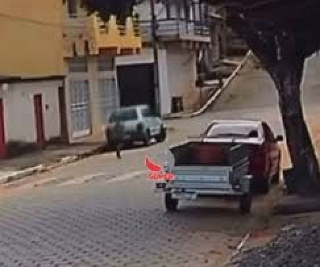 Menino de 7 anos encontra carro aberto, dirige e bate em poste em cidade de Minas Gerais. VEJA VÍDEO