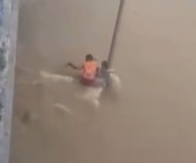 Mulher se agarra a poste para não ser levada por enxurrada durante forte temporal em Sorocaba. VEJA VÍDEO