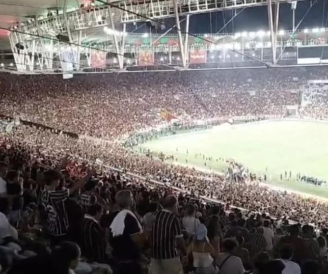 Torcedores do Flamengo gritam nome de Filipe Luís durante entrega do troféu 