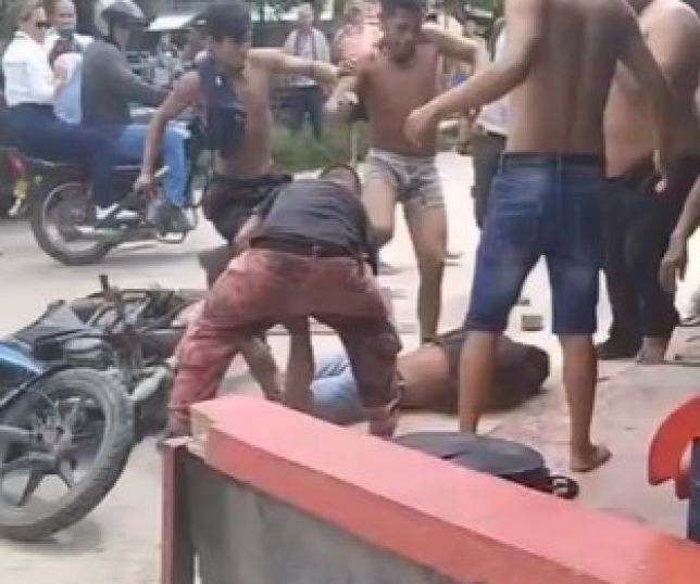 Suspeito de tentativa de homicídio é capturado e agredido por moradores em Letícia, na Colômbia. VEJA VÍDEO
