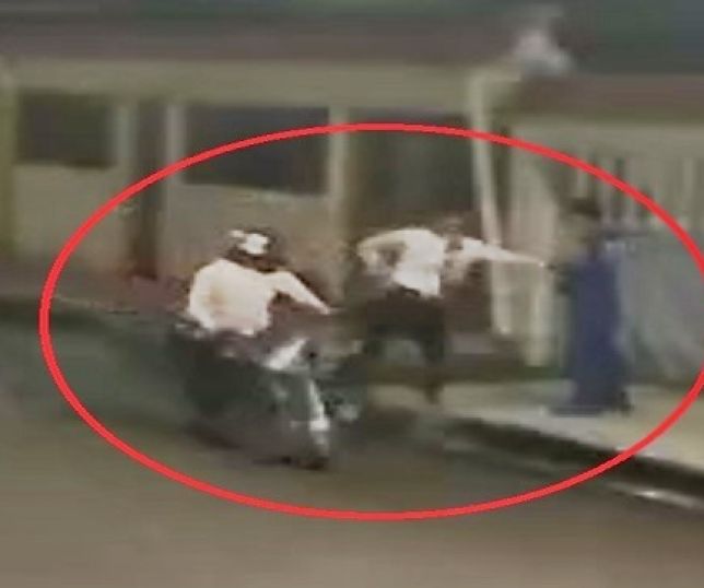 Dupla de motoqueiros assalta jovem no bairro Novo Aleixo, Zona Norte de Manaus. VEJA VÍDEO