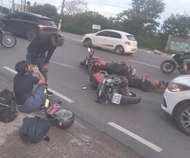 Colisão entre motocicletas deixa duas pessoas feridas em cruzamento de avenidas na Zona Centro-Sul de Manaus