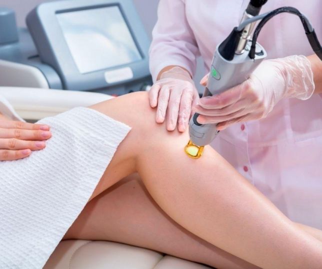 Por que os pelos crescem em ritmos diferentes? Especialista explica ciclo e métodos de depilação