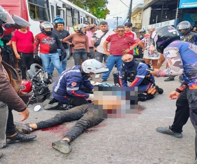 Motociclista fica gravemente ferido após colisão com ônibus na avenida Margarita, bairro Nova Cidade, Zona Norte de Manaus. VEJA VÍDEOS