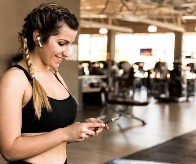 Estudo aponta que música alta em academias não melhora desempenho e pode prejudicar audição