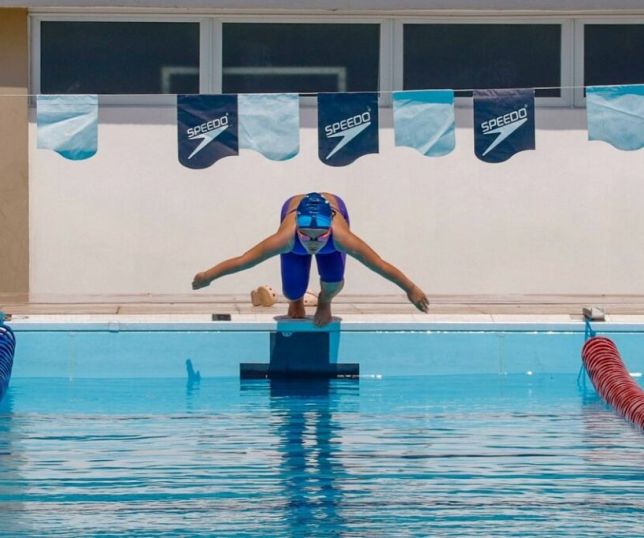 Aos 8 anos, nadadora de Manaus conquista topo do ranking nacional infantil