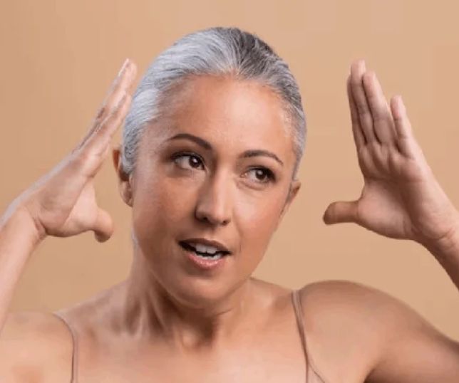 Método simples com ingrediente natural ajuda a disfarçar cabelos brancos sem tinta