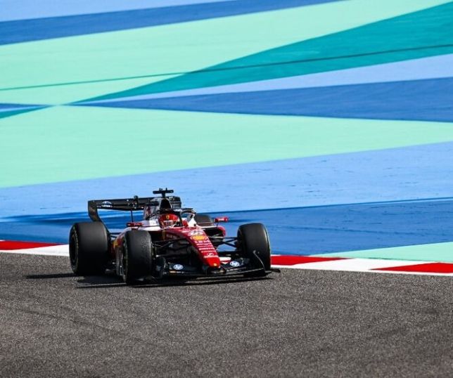 Ferrari aposta em asa traseira rotativa para tentar reduzir vantagem da Mercedes