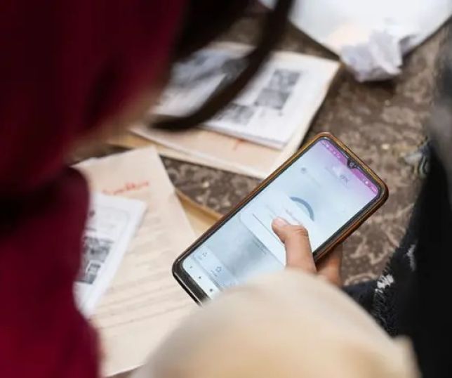 Na fronteira, homem usa dois celulares para ajudar iranianos a falar com familiares durante bloqueio de comunicações