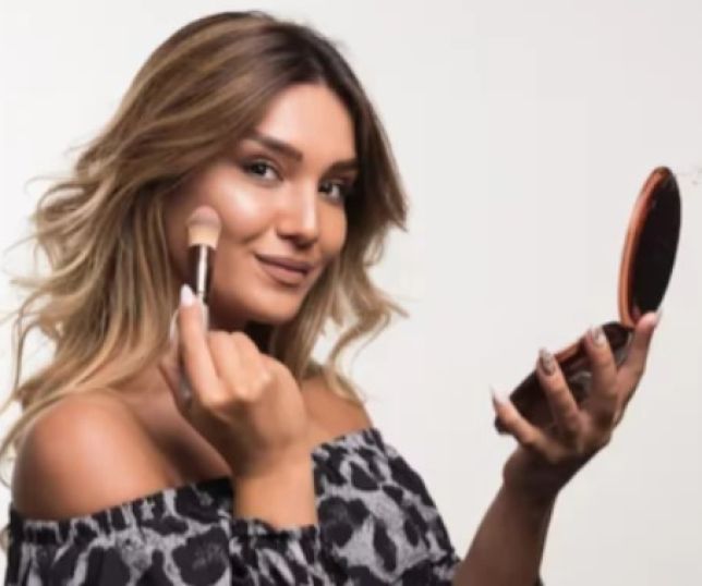 Maquiagem minimalista para o dia a dia: 4 produtos que duram e são hit entre influencers brasileiras