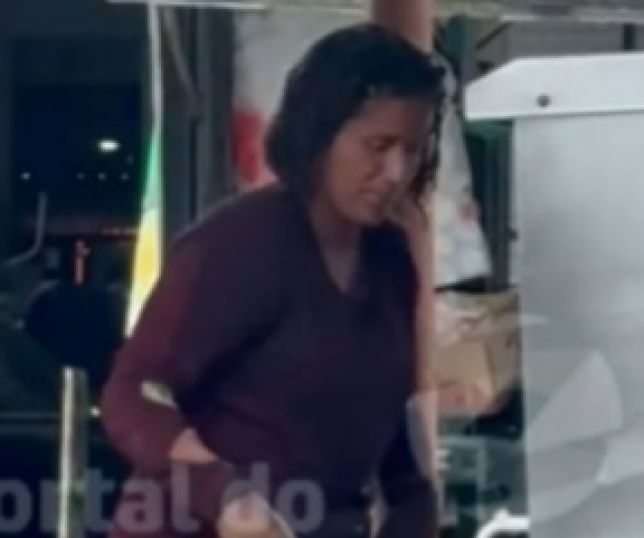 Mulher é flagrada usando bebedouro da Feira do Produtor para fazer higiene íntima e cena revolta frequentadores. VEJA VÍDEO