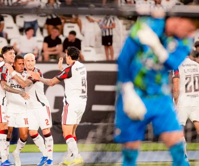 Flamengo domina clássico, vence Botafogo e sobe na tabela do Brasileirão