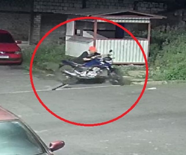 Câmera de segurança filma criminosos furtando motocicleta no bairro Monte das Oliveiras, Zona Norte de Manaus. VEJA VÍDEOS