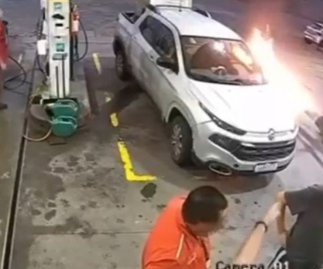 'Incendiário maluco' tenta tocar fogo em posto de combustível e acaba detido pela polícia em Santa Catarina. VEJA VÍDEO