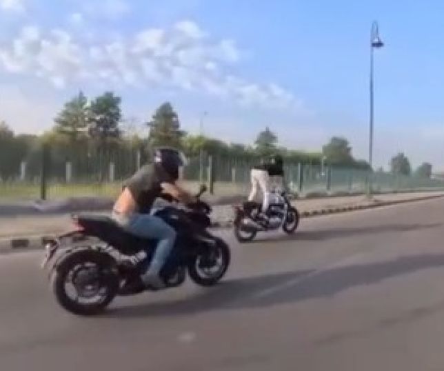 Adolescente morre após perder controle de moto durante corrida de rua na Índia. VEJA VÍDEO