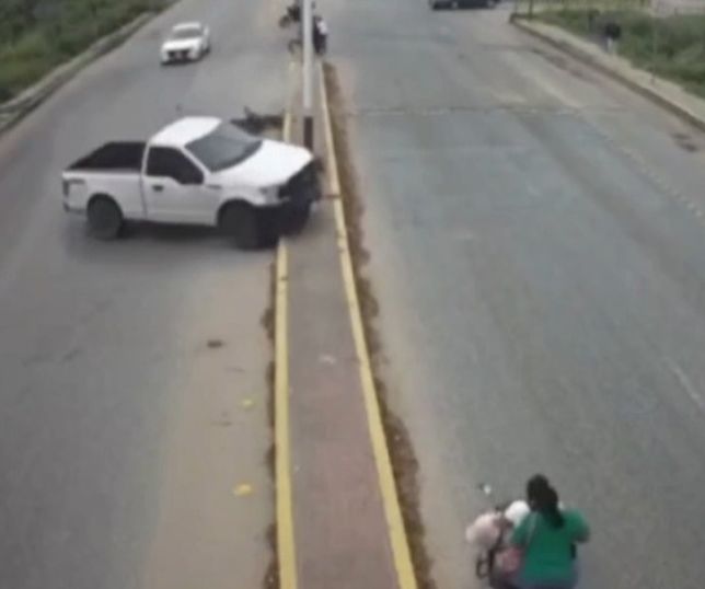 Acidente envolvendo moto e caminhonete deixa duas mulheres mortas e sete crianças órfãs no México.  VEJA VÍDEO
