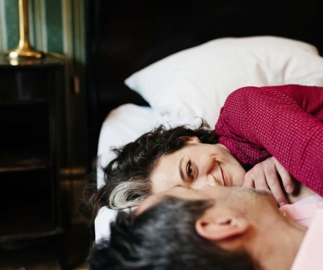 Prática conhecida como 'hotwifing' chama atenção e divide opiniões nas redes sociais