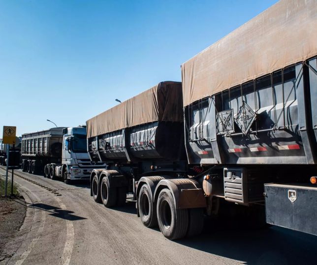 Caminhoneiros ameaçam paralisação nacional contra alta do diesel 